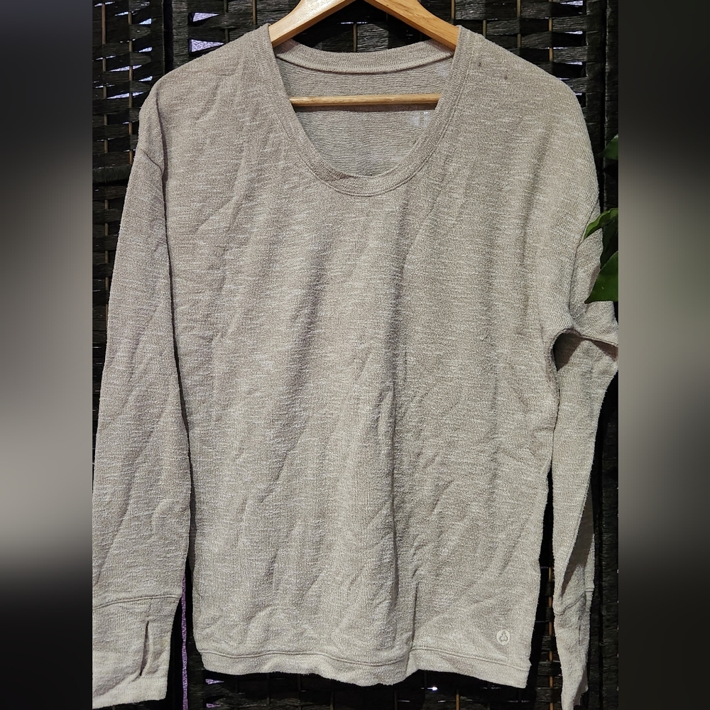 🐞3/33🐞 V neck tan sweater